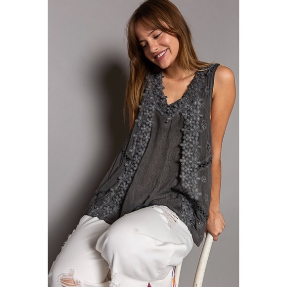 POL Black V Neck Floral Lace Sleeveless Rayon Top - Picture 2 of 11